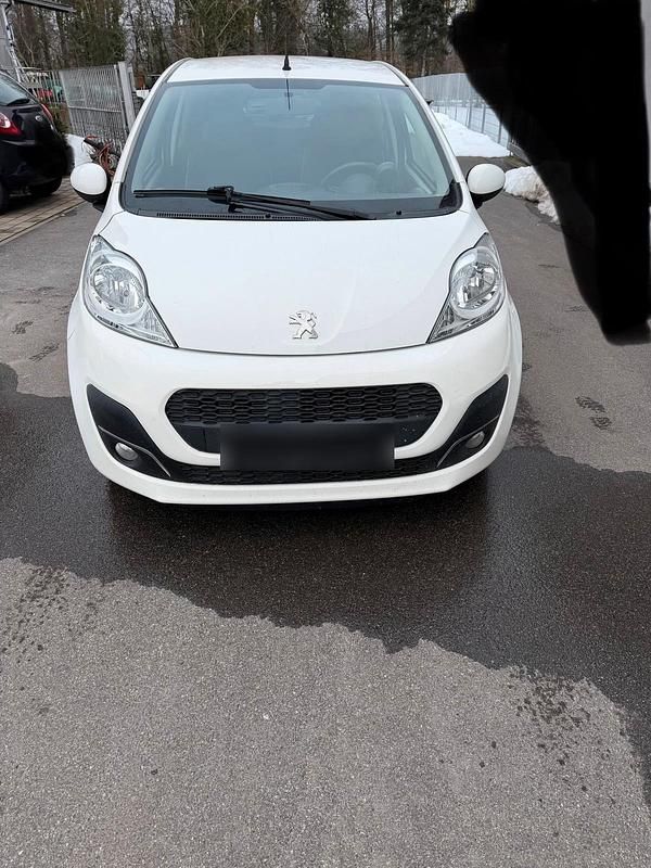 Gebraucht Peugeot 107 68 PS (50 kW) 2012 Weiß Kleinwagen
