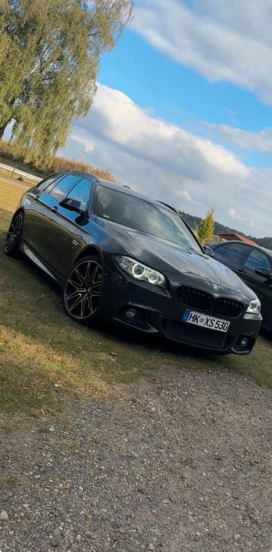 Grau Gebraucht 2014 BMW 530 M Sport Kombi | 9.999 € (Superpreis) - Bild 1/4
