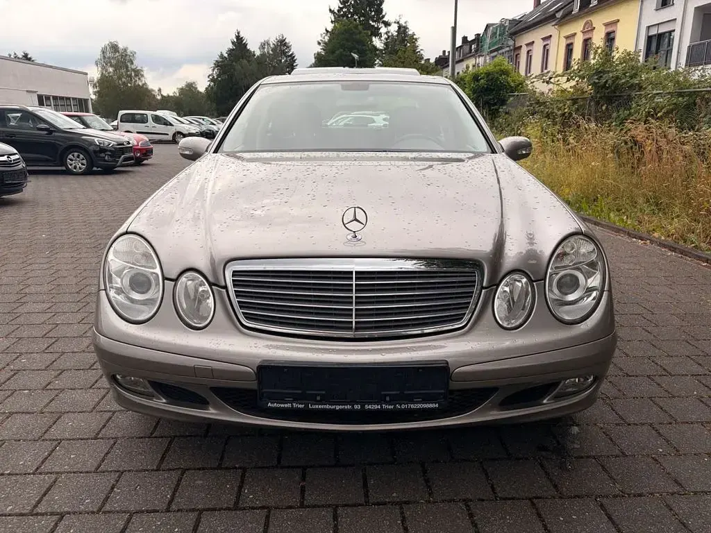 Gebraucht Mercedes E220 150 PS (110 kW) 2006 Gold Limousine