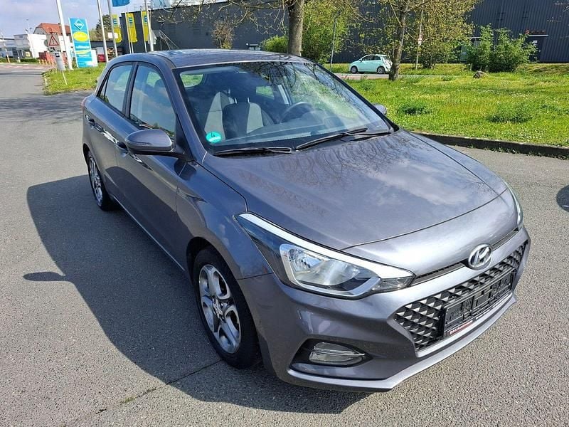 Gebraucht Hyundai i20 Trend 84 PS (61 kW) 2018 Grau Kleinwagen