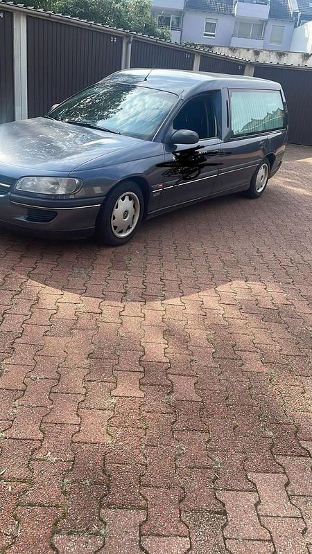 Grau Gebraucht 1997 Opel Omega Limousine | 2.700 € (Teuer) - Bild 1/4
