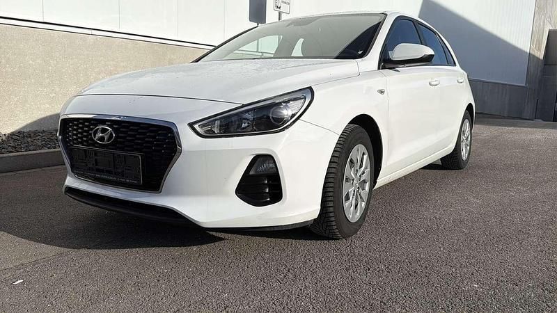 Weiß Gebraucht 2017 Hyundai i30 Select Limousine | 9.490 € (Teuer) - Bild 1/4