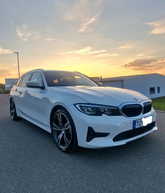 Weiß Gebraucht 2021 BMW 330 M Sport Kombi | 28.900 € (Superpreis) - Bild 1/4