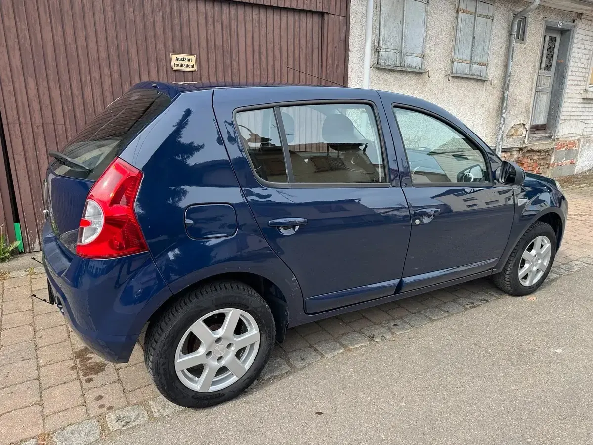 Używany Dacia Sandero 75 KM (55 kW) 2012 Niebieski Hatchback