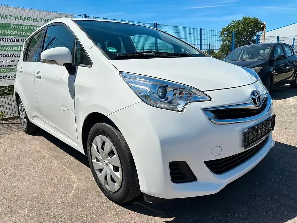 Gebraucht Toyota Verso-S Basis 99 PS (72 kW) 2015 Weiß Van / Kleinbus