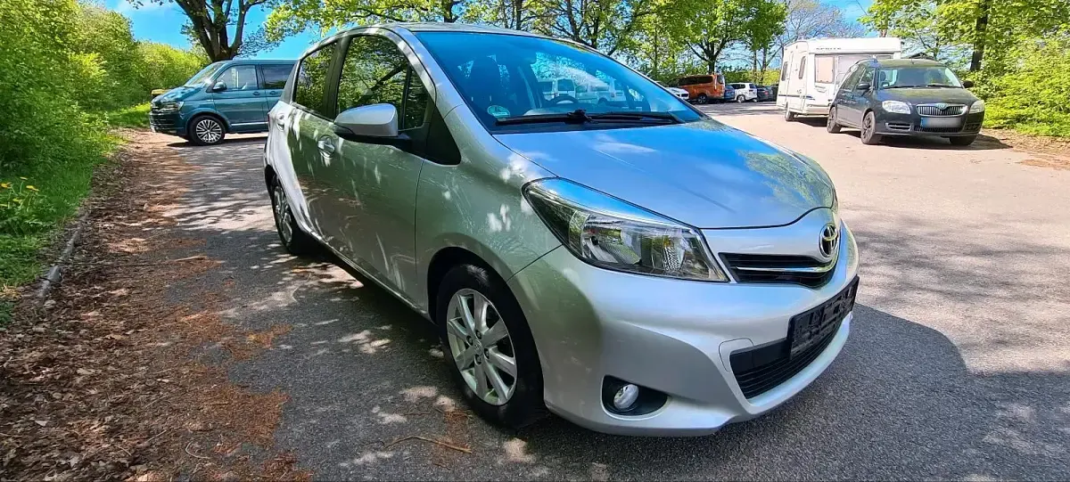Gebraucht Toyota Yaris Edition 69 PS (50 kW) 2013 Silber Kleinwagen
