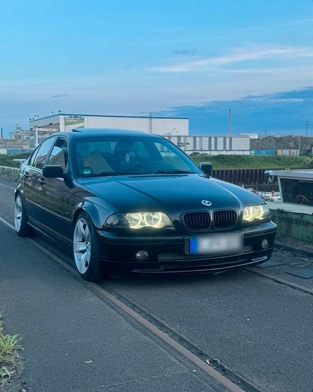 Schwarz Gebraucht 2001 BMW 323 Limousine | 2.500 € - Bild 1/4