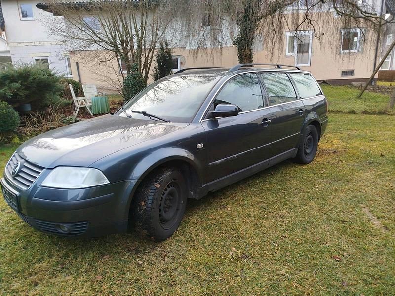 Grau Gebraucht 2001 VW Passat Kombi | 800 € (Guter Preis) - Bild 1/4