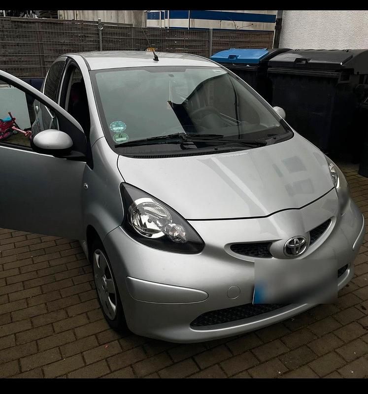 Gebraucht Toyota Aygo 68 PS (50 kW) 2008 Silber Kleinwagen