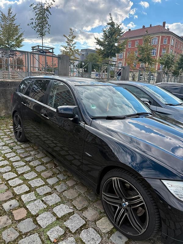 Schwarz Gebraucht 2011 BMW 318 Kombi | 7.200 € (Teuer) - Bild 1/4