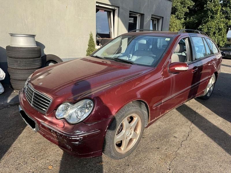 Rot Gebraucht 2004 Mercedes C320 Avantgarde Limousine | 1.900 € - Bild 1/4