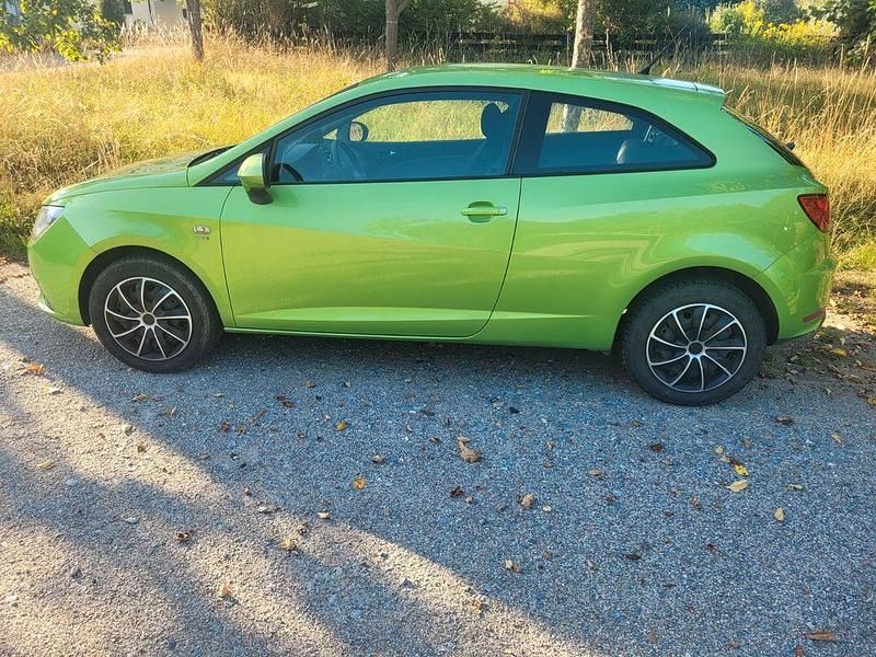 Grün Gebraucht 2013 Seat Ibiza Kleinwagen | 4.099 € (Fairer Preis) - Bild 1/4