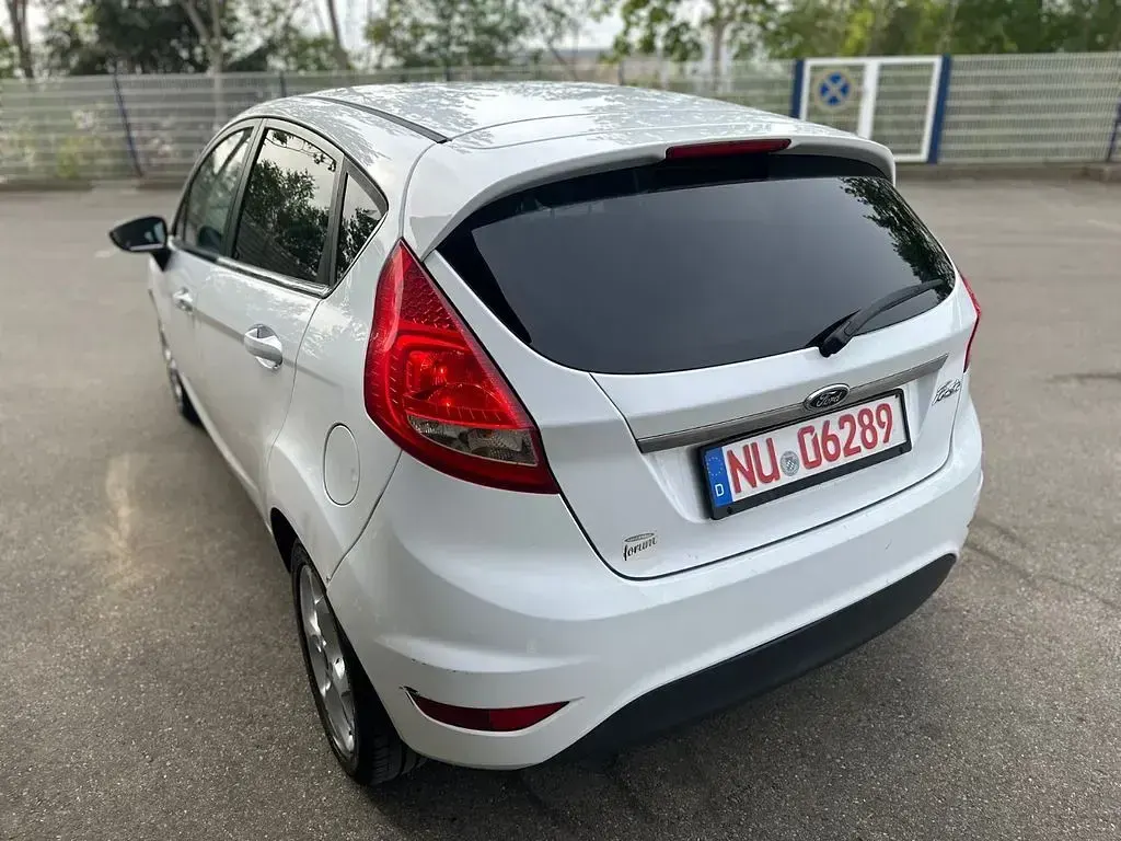 Gebraucht Ford Fiesta Titanium 82 PS (60 kW) 2011 Weiß Limousine