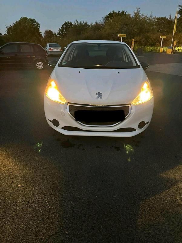 Weiß Gebraucht 2013 Peugeot 208 Kleinwagen | 2.999 € (Guter Preis) - Bild 1/4