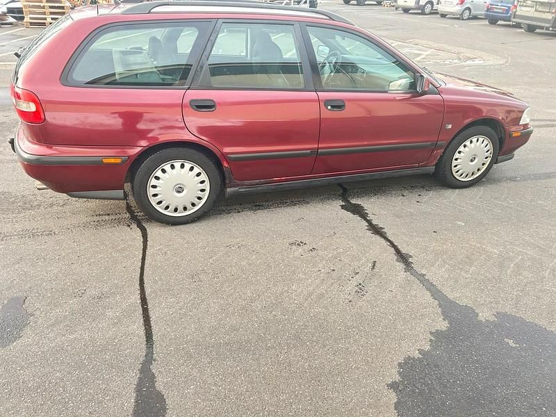 Gebraucht Volvo V40 115 PS (84 kW) 1998 Rot Kombi