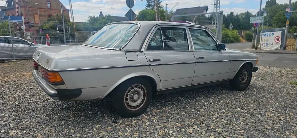 Gebraucht Mercedes 230 136 PS (100 kW) 1984 Silber Limousine