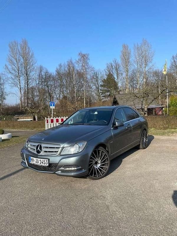 Grau Gebraucht 2011 Mercedes C200 Avantgarde Limousine | 12.900 € (Etwas zu teuer) - Bild 1/4