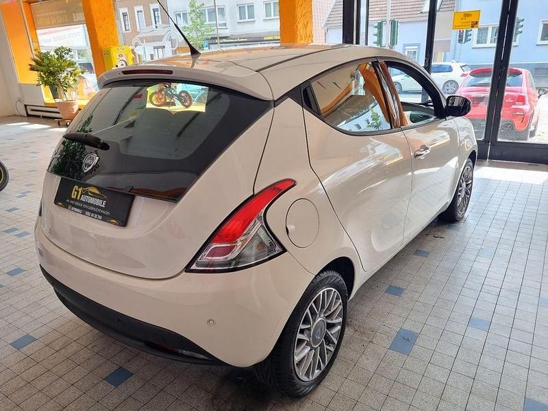 Gebraucht Lancia Ypsilon 95 PS (69 kW) 2012 Weiß Kleinwagen