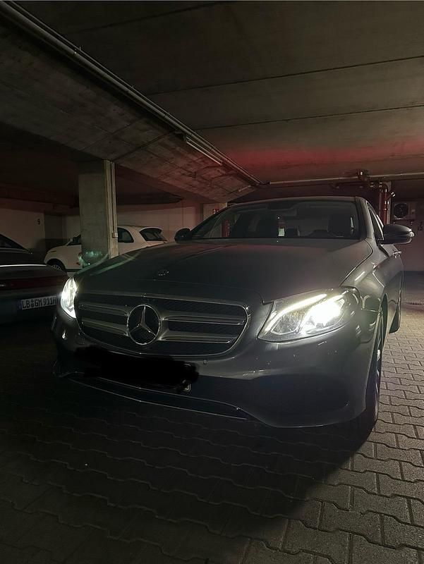 Grau Gebraucht 2018 Mercedes E250 Avantgarde Limousine | 22.000 € (Fairer Preis) - Bild 1/4