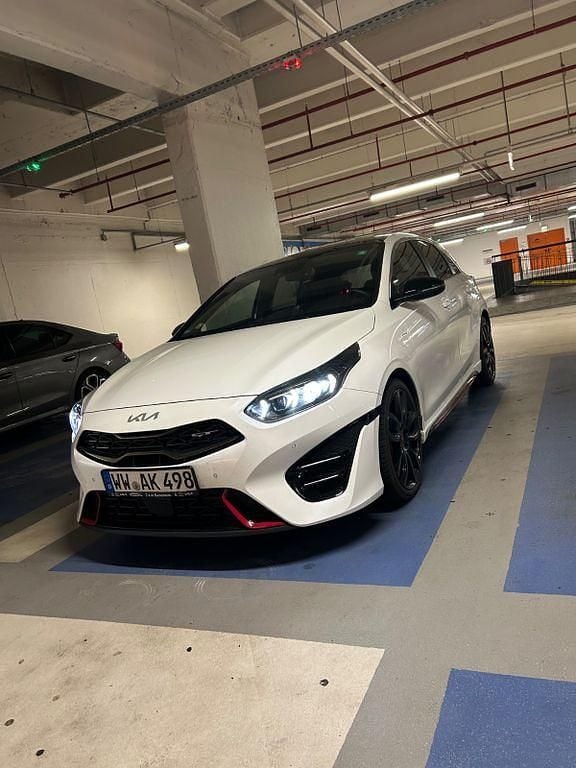 Weiß Gebraucht 2022 Kia Ceed GT GT Limousine | 22.600 € (Fairer Preis) - Bild 1/4