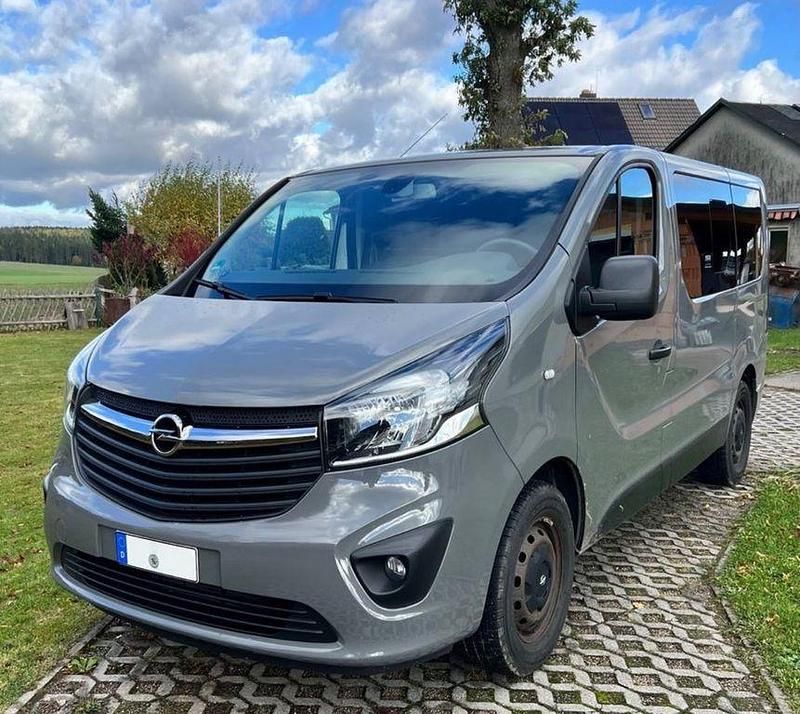 Grau Gebraucht 2016 Opel Vivaro Van / Kleinbus | 16.900 € (Fairer Preis) - Bild 1/4