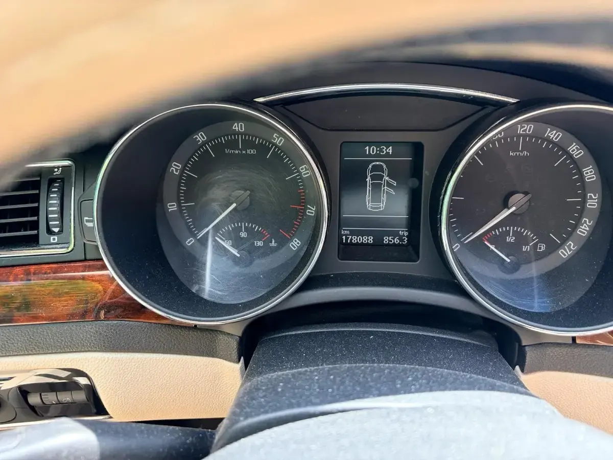 Używany Skoda Superb 163 KM (119 kW) 2011 Czarny Kombi