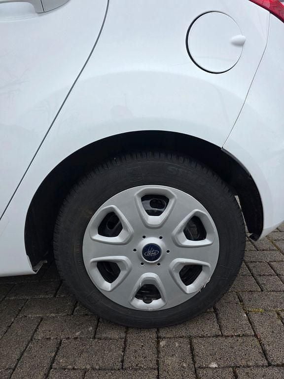 Weiß Gebraucht 2012 Ford Fiesta Limousine | 4.000 € (Fairer Preis) - Bild 1/4