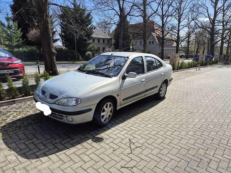 Gebraucht Renault Mégane Privilege 107 PS (78 kW) 2001 Silber Limousine