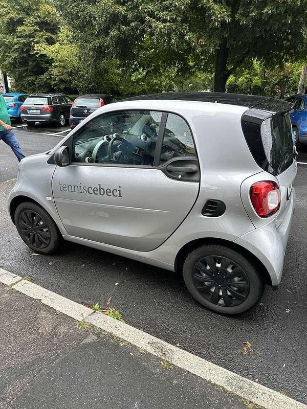 Grau Gebraucht 2017 Smart ForTwo Coupé Basis Kleinwagen | 8.850 € (Superpreis) - Bild 1/4