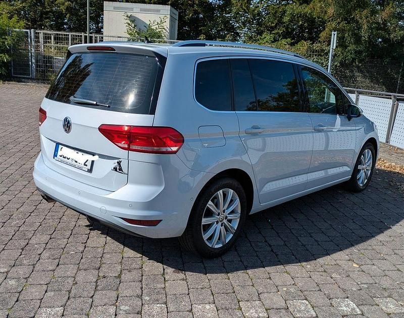 Gebraucht VW Touran Highline 150 PS (110 kW) 2018 Weiß Van / Kleinbus