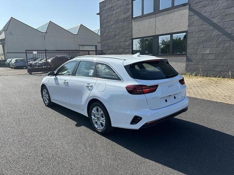 Gebraucht Kia Ceed 74 PS (54 kW) 2024 Weiss Kleinwagen