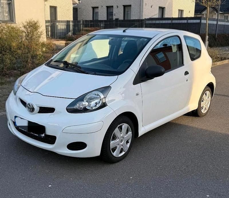 Gebraucht Toyota Aygo 68 PS (50 kW) 2009 Weiß Kleinwagen