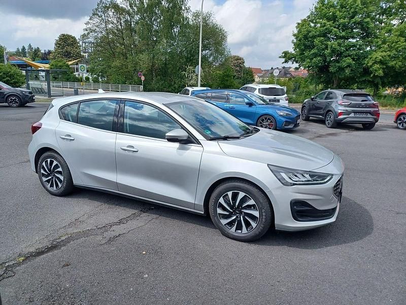 Gebraucht Ford Focus Titanium 125 PS (91 kW) 2024 Silber Limousine