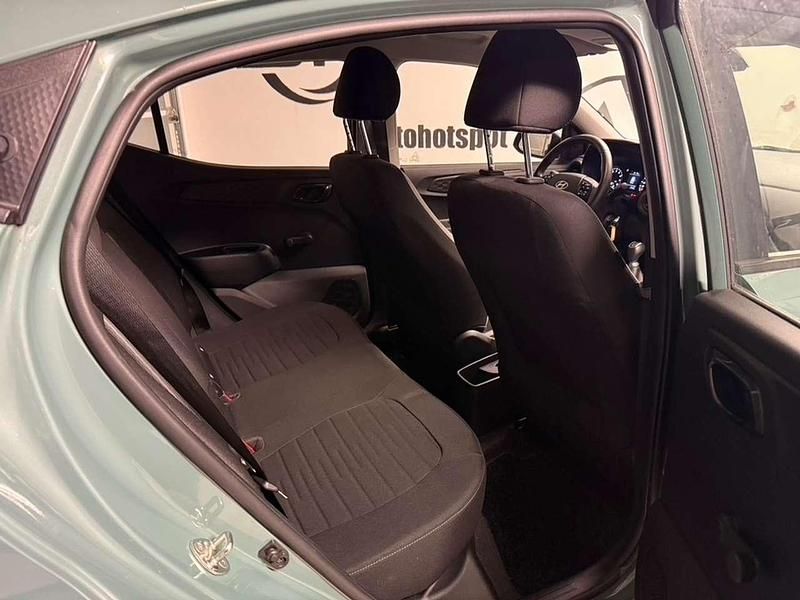 Gebraucht Hyundai i10 Select 67 PS (49 kW) 2022 Mangrove green micalackierung Kleinwagen