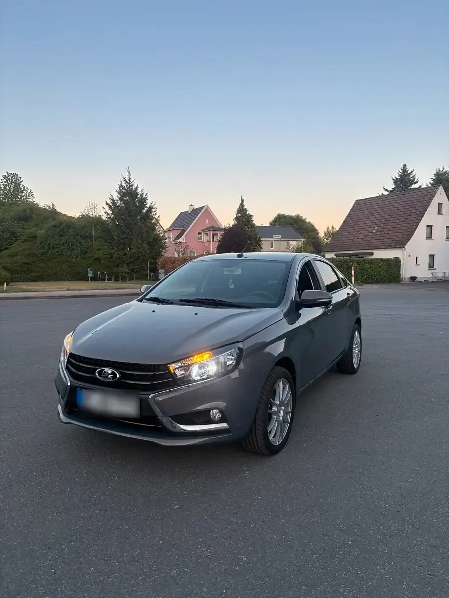Second-hand Lada Vesta 106 CP (77 kW) 2017 Andere farben Berlinǎ