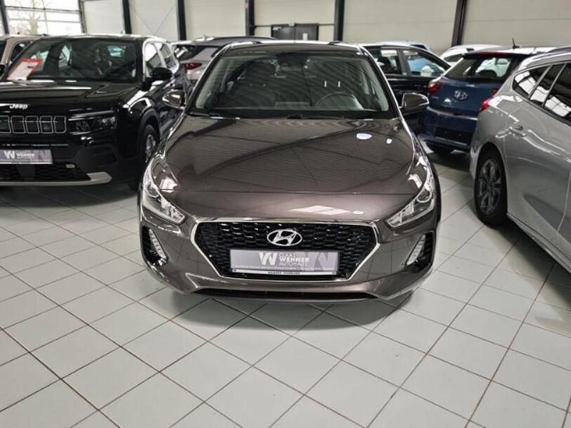 Gebraucht Hyundai i30 Select 101 PS (74 kW) 2017 Silber Limousine