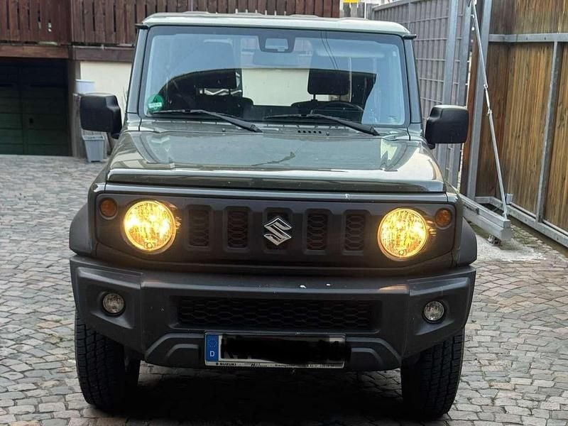 Grün Gebraucht 2021 Suzuki Jimny SUV | 31.500 € (Fairer Preis) - Bild 1/4