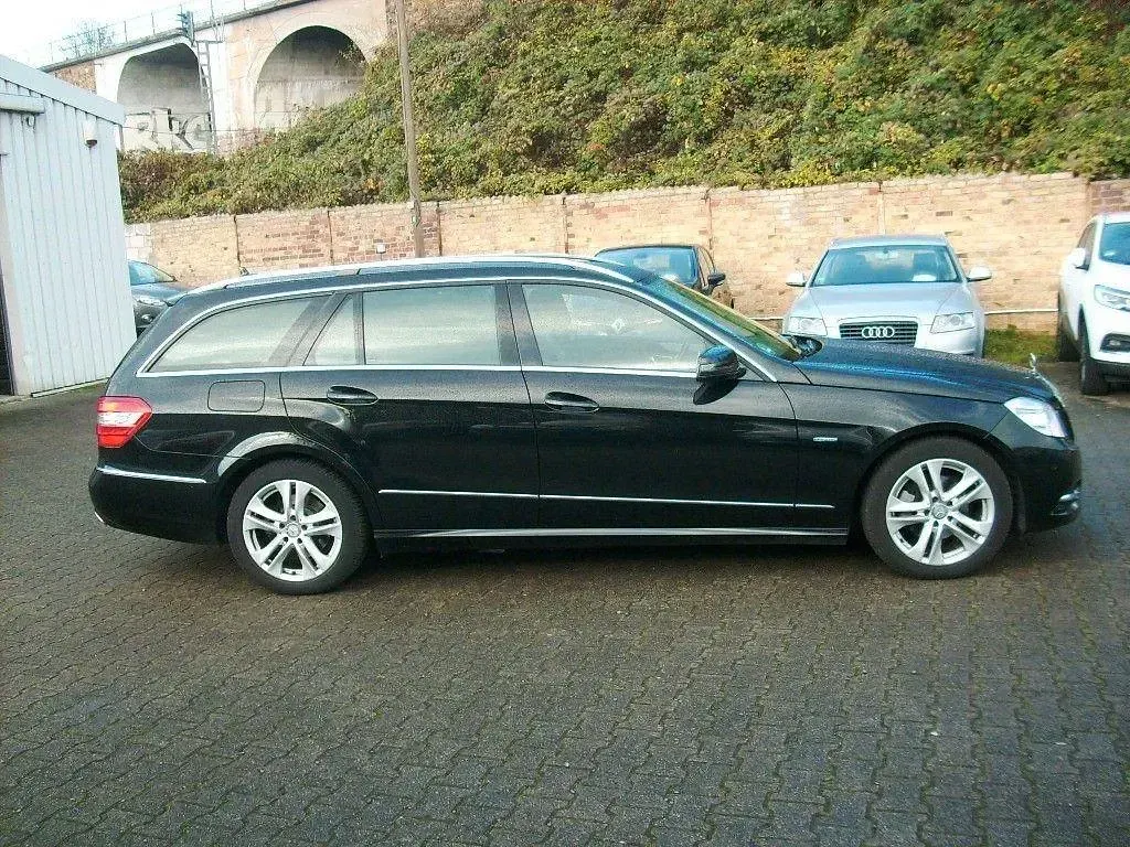 Gebraucht Mercedes E220 Avantgarde 170 PS (125 kW) 2012 Schwarz Kombi