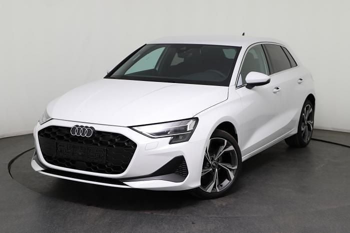 Weiß, arkonaweiß (z9) Neu 2025 Audi A3 Sportback Ambiente Limousine | 33.240 € (Superpreis) - Bild 1/4