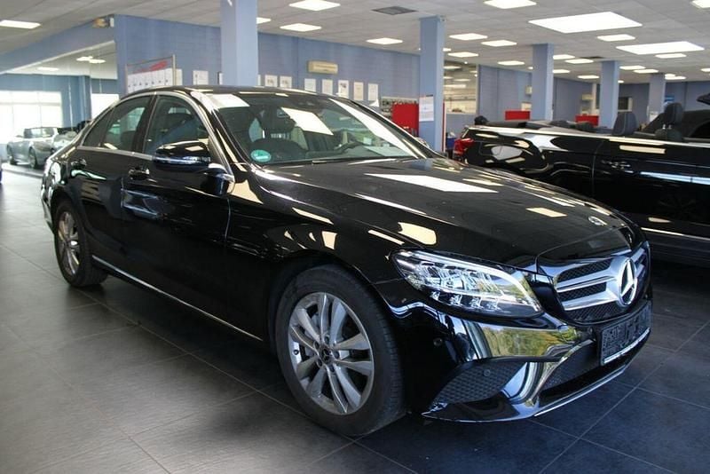 Schwarz Gebraucht 2019 Mercedes C300 Avantgarde Limousine | 26.980 € (Superpreis) - Bild 1/4