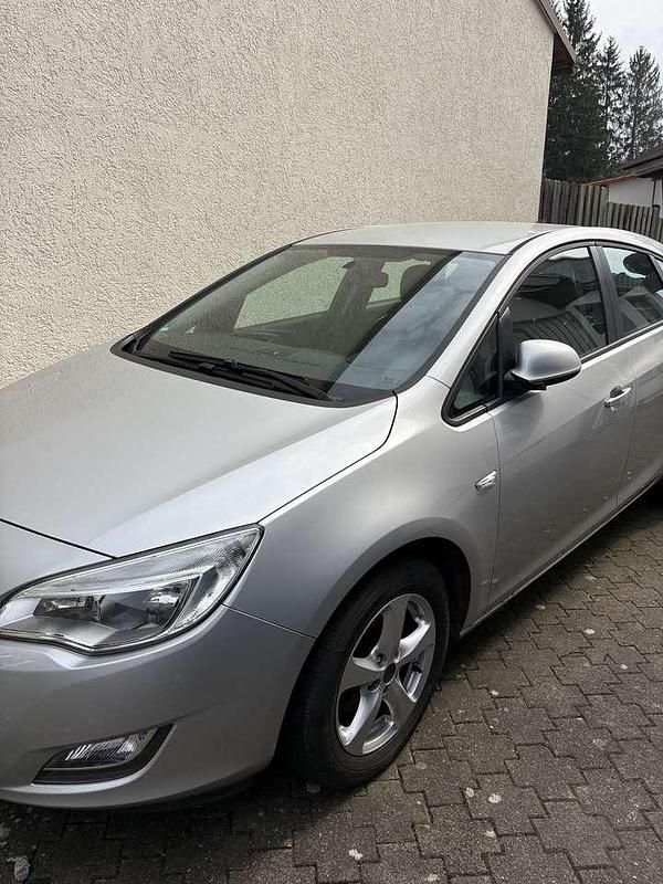 Gebraucht Opel Astra Edition 116 PS (85 kW) 2010 Kleinwagen