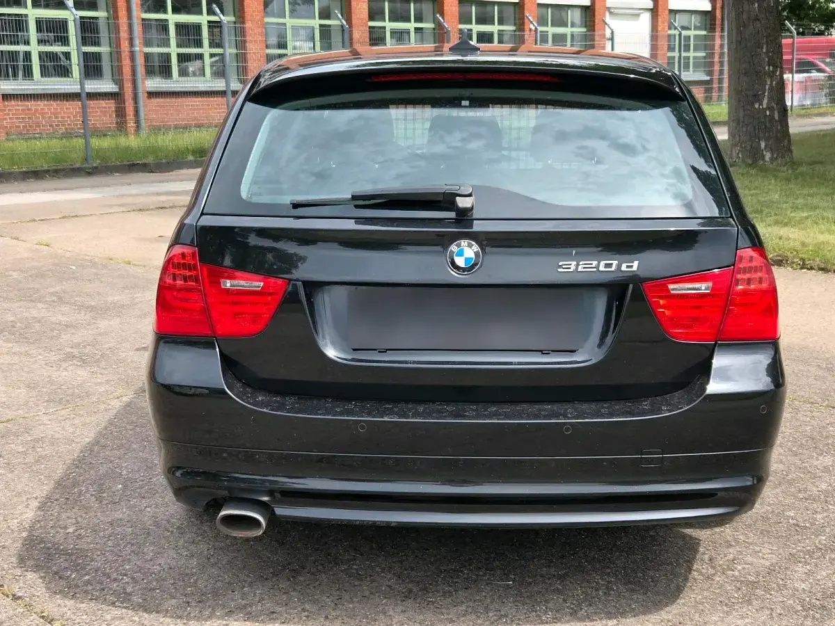 Gebraucht BMW 320 184 PS (135 kW) 2010 Schwarz Kombi