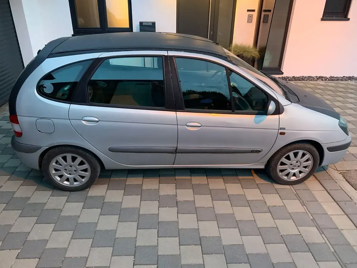 Używany Renault Scénic Expression 107 KM (78 kW) 2002 Srebrny Minivan