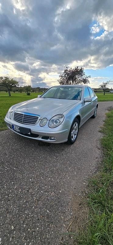 Silber Gebraucht 2005 Mercedes E200 Elegance Limousine | 4.550 € (Guter Preis) - Bild 1/4