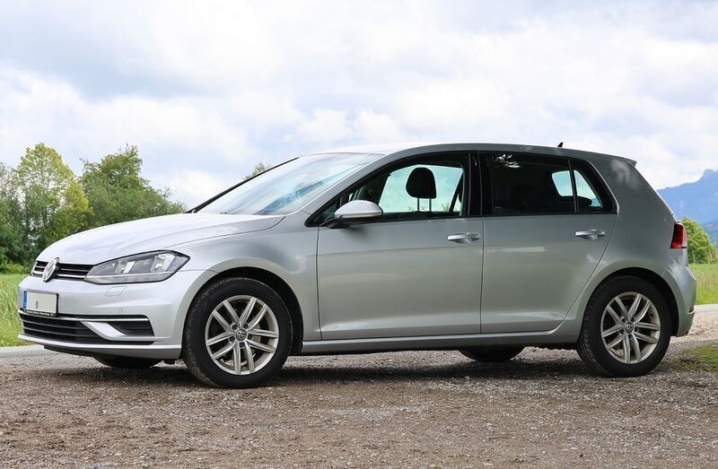 Silber Gebraucht 2019 VW Golf VII Comfortline Kombi | 14.000 € (Fairer Preis) - Bild 1/4