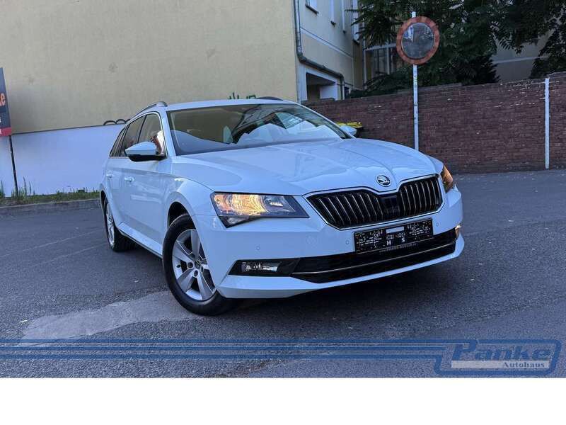 Weiß Gebraucht 2018 Skoda Superb Ambition Kombi | 14.890 € (Fairer Preis) - Bild 1/4
