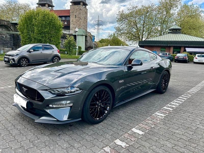 Grau Gebraucht 2020 Ford Mustang GT Fastback Coupé | 38.600 € (Fairer Preis) - Bild 1/4