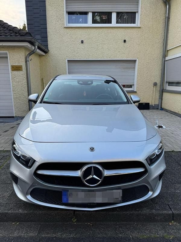 Silber Gebraucht 2021 Mercedes A180 Limousine | 18.970 € (Superpreis) - Bild 1/4
