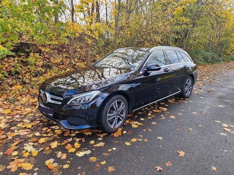 Schwarz Gebraucht 2017 Mercedes C250 Avantgarde Limousine | 18.500 € (Guter Preis) - Bild 1/4