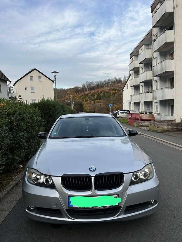 Gebraucht BMW 318 129 PS (94 kW) 2007 Grau Limousine